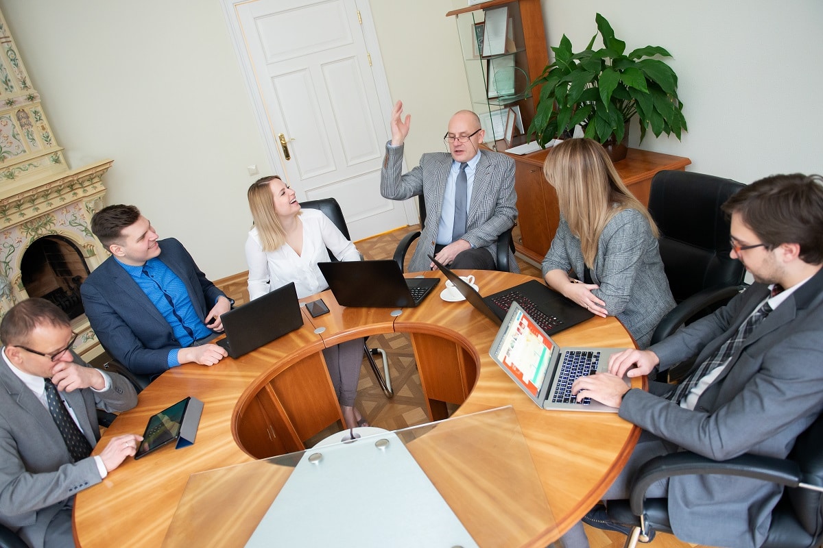 8 Tips on How to Plan a Successful Panel Discussion